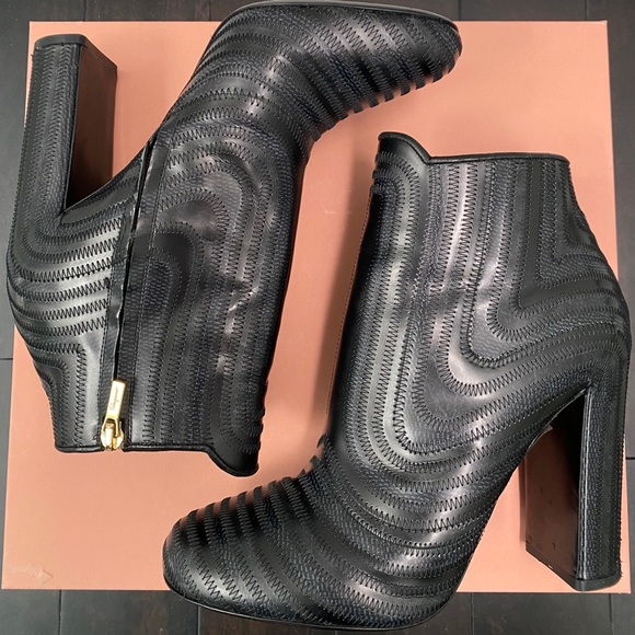 Ferragamo Feeling Topstitched Leather Bootie - Picture 4 of 9